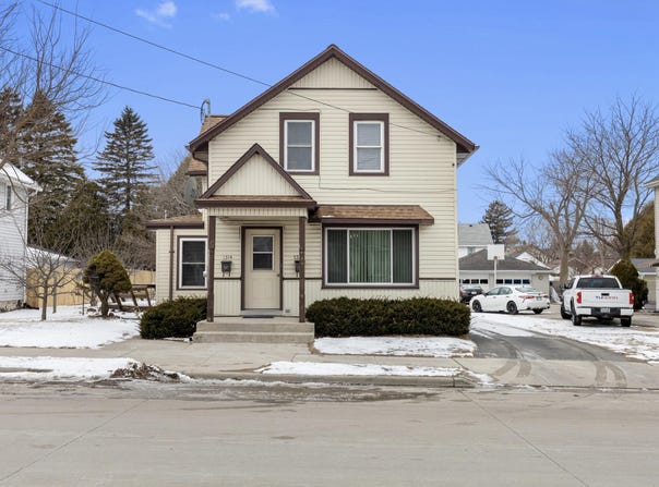 1314 S 10th St, Manitowoc, WI 54220