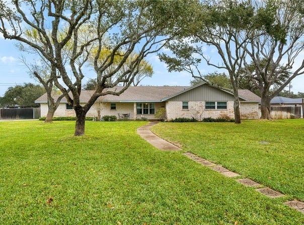 948 Oak Avenue, Rockport, TX 78382