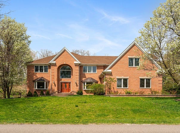 25909 N Arrowhead Drive, Mundelein, IL 60060