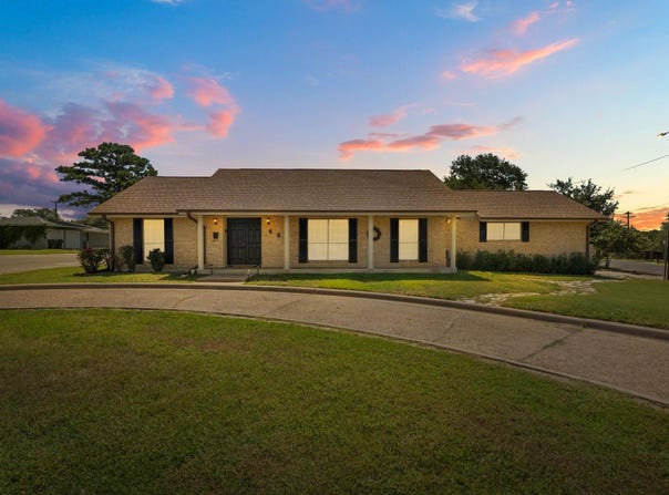 404 Joekel Ave S, Giddings, TX 78942