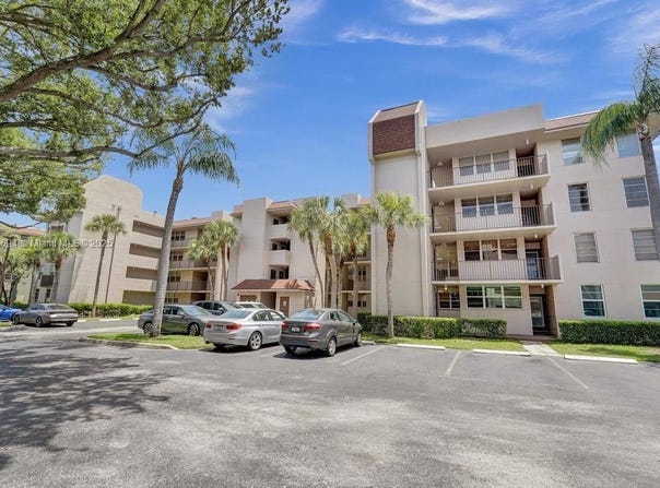 9520 Seagrape Dr, Davie, FL 33324