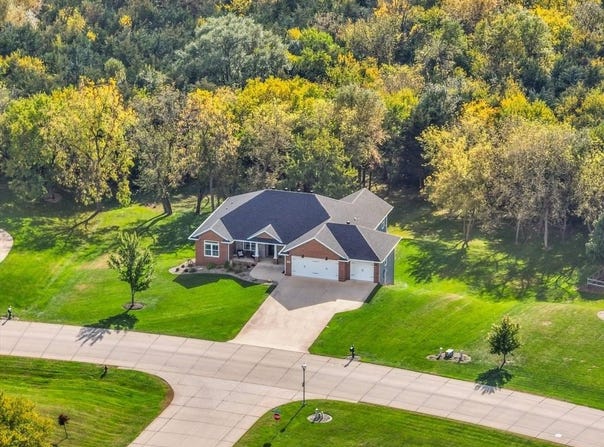 2040 Cedar Hill Ave. SE, Dyersville, IA 52040