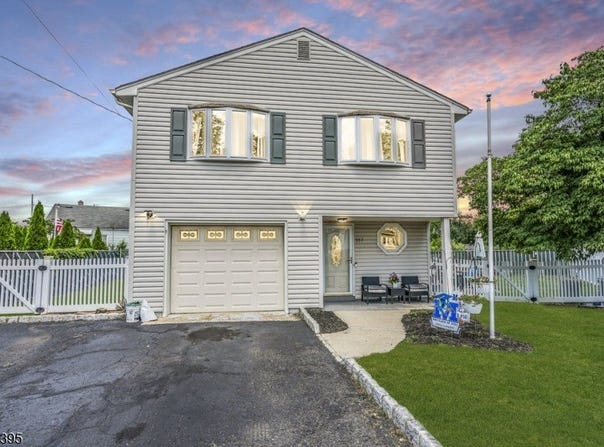 557 Howard Ave, Middlesex Boro, NJ 08846-2417