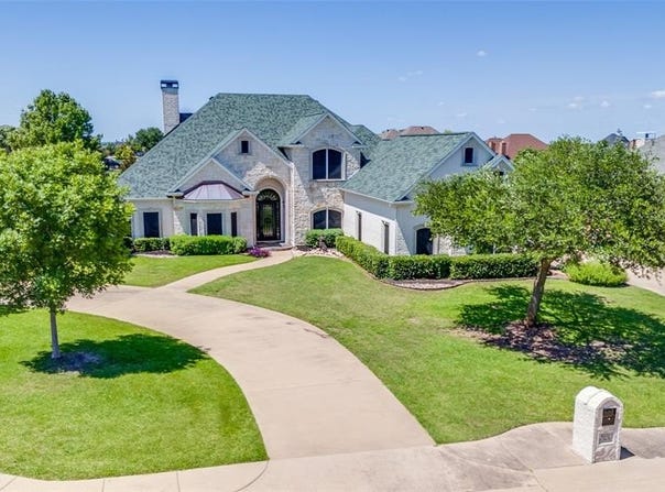 8221 St Johns Drive, Waxahachie, TX 75167