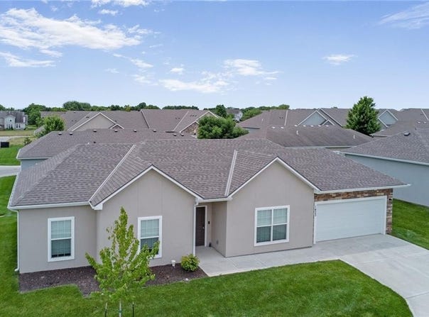 1425 Villa Lane, Louisburg, KS 66053