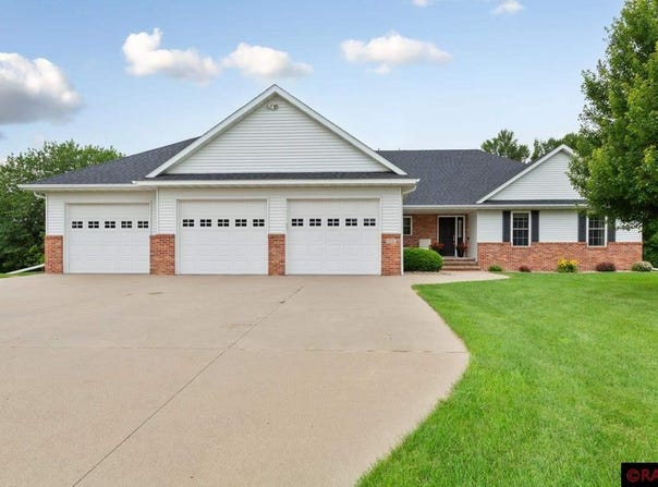 104 Creekside Drive, Mankato, MN 56001