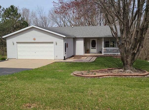 24194 Hillcrest Drive, Sterling, IL 61081
