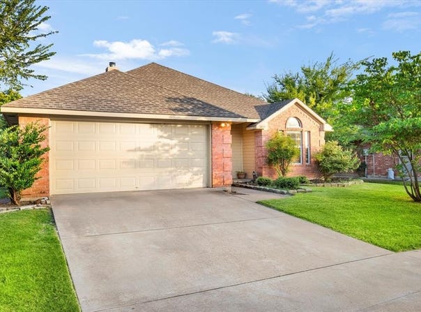 1005 E Burnett Street, Ennis, TX 75119