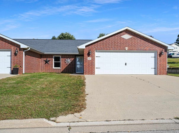 817 6th Ave SE, Cascade, IA 52033-4400