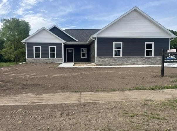 190 Deerrun Drive, Fall River, WI 53932