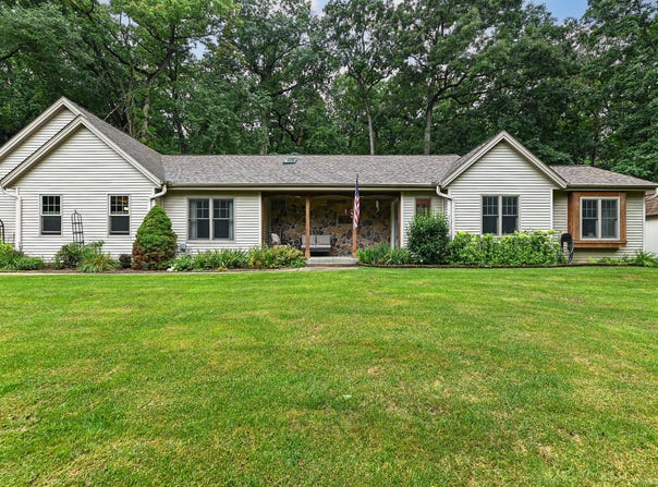 W294n3107 Bittersweet Ln, Pewaukee, WI 53072