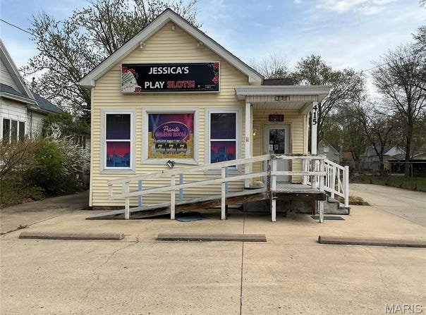 415 N Broad, Carlinville, IL 62626