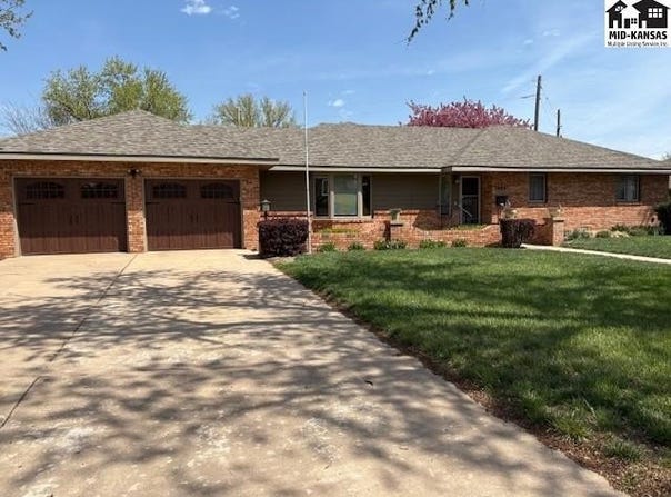 2606 Westminster Dr, Hutchinson, KS 67502
