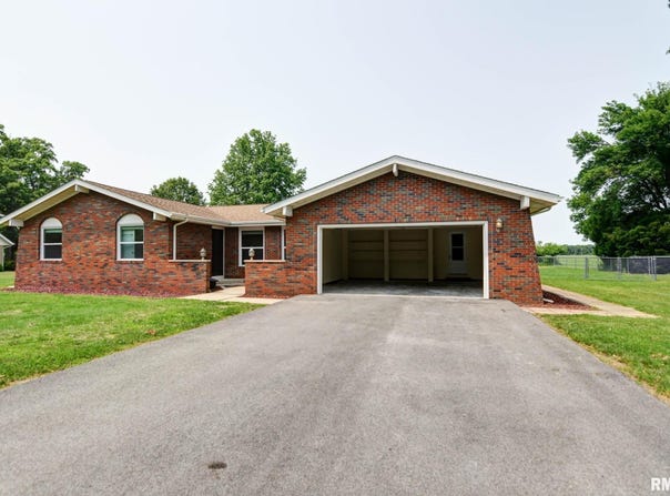 3519 E LAKESHORE Drive, Taylorville, IL 62568