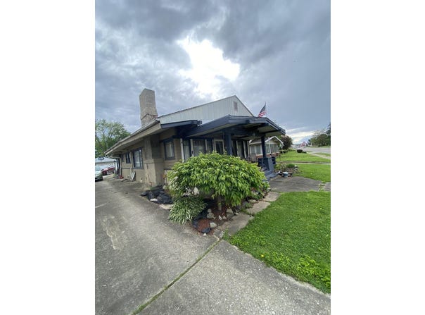 665 NE A St, Linton, IN 47441