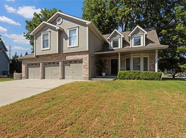 900 White Oak Lane, Liberty, MO 64068