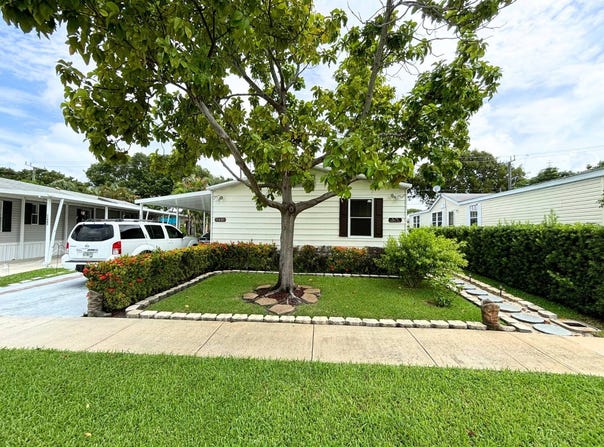 11481  SW 9th St, Davie, FL 33325