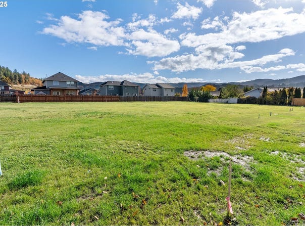 3165 Maple Rd, HoodRiver, OR 97031