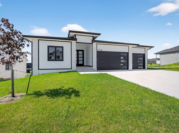 17736 Hammontree Drive, Clive, IA 50325