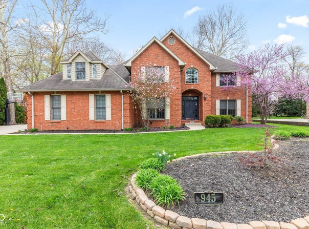945 Baywood Court, Columbus, IN 47201