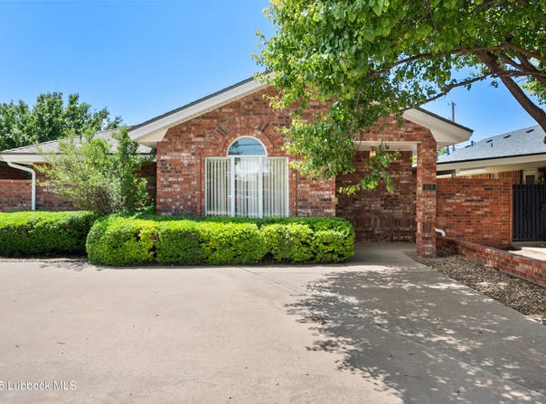 618 Hickory Street, Levelland, TX 79336