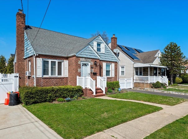1120 Esther St, Franklin Square, NY 11010