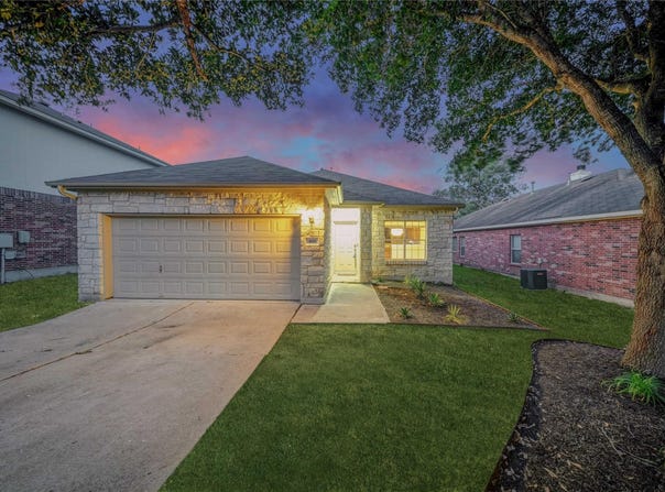 466 Dark Horse LN, Buda, TX 78610