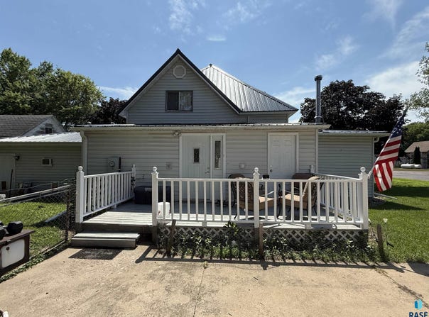 311 2nd St, Wakonda, SD 57073