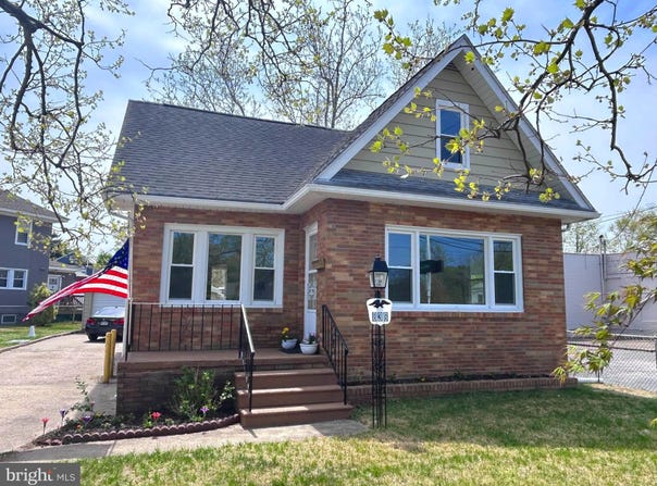 836 E BROAD STREET, GIBBSTOWN, NJ 08027