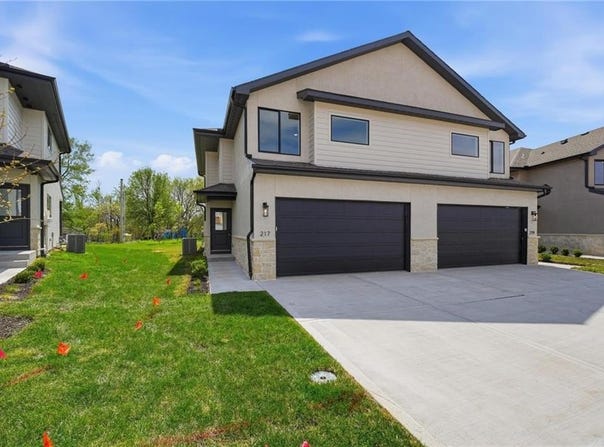 218 NW Orchard Court, Lee's Summit, MO 64063