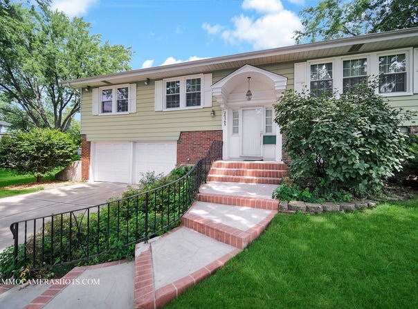 2s165 Huntington Court, Glen Ellyn, IL 60137