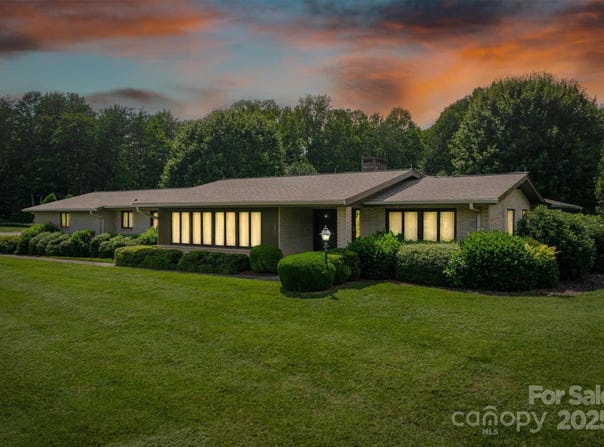 2813 Lakeview Drive, Lenoir, NC 28645