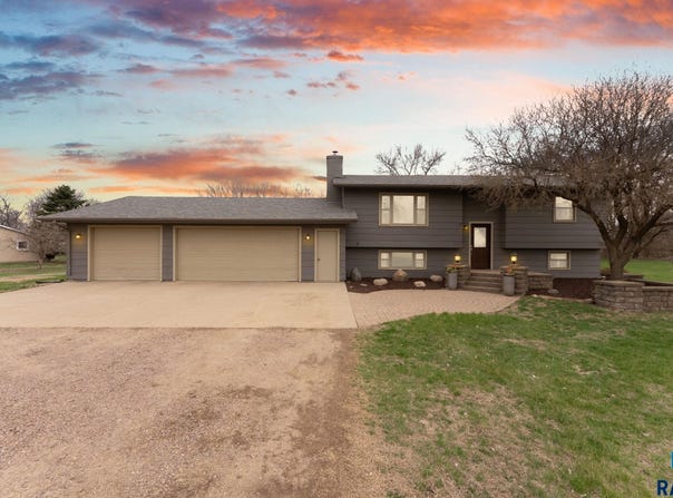 47996 280th St, Canton, SD 57013