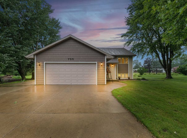 755 S OAKWOOD Road, OSHKOSH, WI 54904