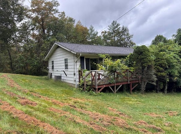 4239 Coal River Rd, ARNETT, WV 25007