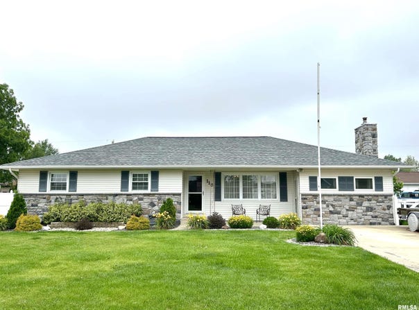 118 W 5TH Street, Hoffman, IL 62250