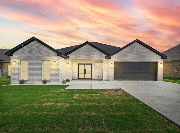 2414 Lauren St, Mabank, TX 75147