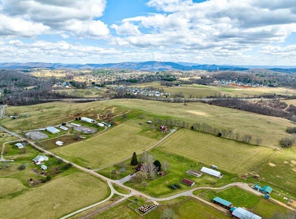 Farmingdale Ln, Blacksburg, VA 24060