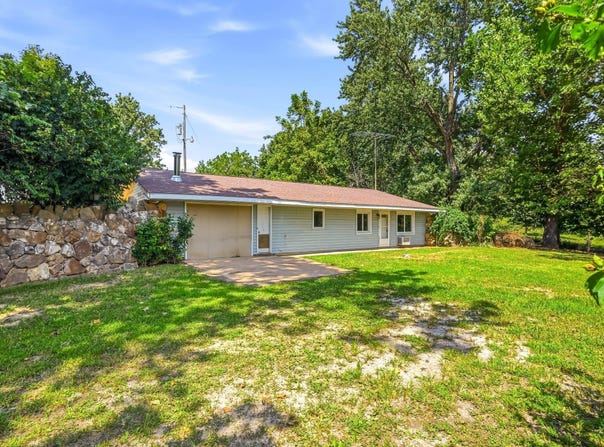 2272 King Road, Mountain Grove, MO 65711