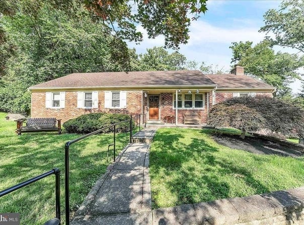 4 OAK CIRCLE, NEWTOWN SQUARE, PA 19073
