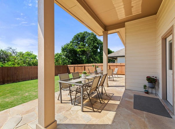 400 Walkup LN, Leander, TX 78641