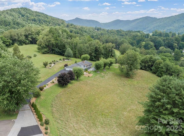 220 Grand View Lane, Burnsville, NC 28714