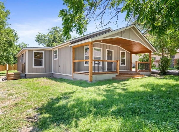 104 E Paine Avenue, Comanche, TX 76442