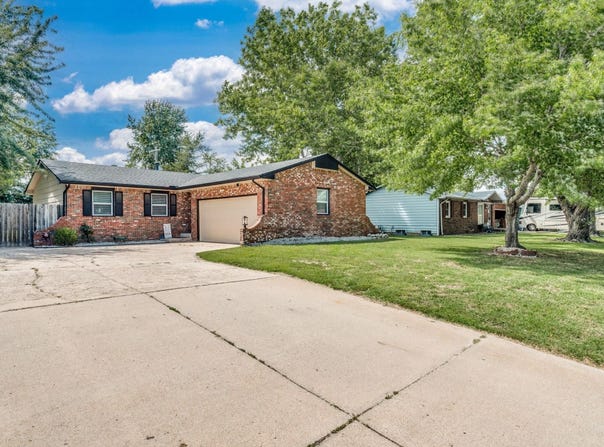 327 N James Ave, Haysville, KS 67060