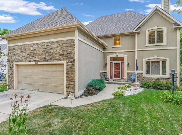 1120 Oak Tree Drive, Lawrence, KS 66049