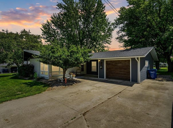 809 8th St NW, Independence, IA 50644