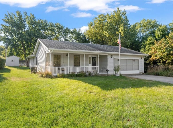 608 N Lake Of The Woods Road, Mahomet, IL 61853