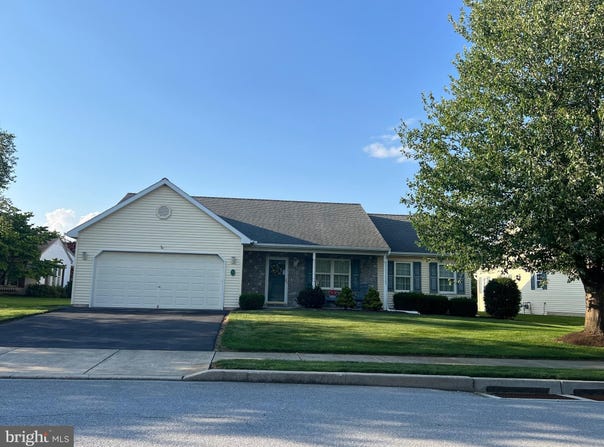 17 GREENBRIAR DRIVE, MYERSTOWN, PA 17067