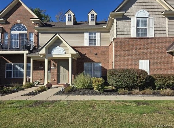 27605 Hidden Oaks Drive, Brownstown Twp, MI 48183