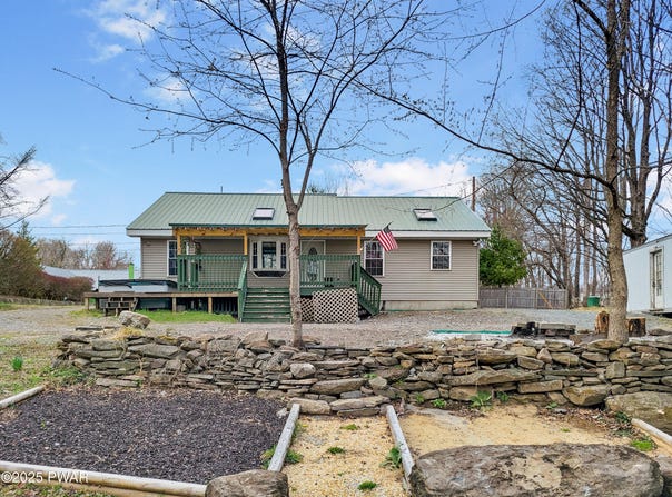 21 Maple Street, Waymart, PA 18472